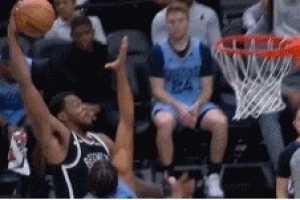 平地起惊雷！戴隆·夏普冲击篮筐 起飞暴力隔扣吕佩尔