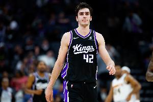 跟着少爷吃饱饱！42号秀雷诺半场14中7砍18分7板2助