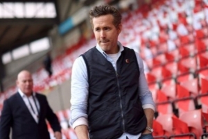 记者：雷克瑟姆老板雷诺兹和麦克艾伦尼观战切尔西vs本队比赛