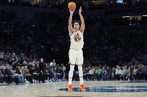 很全面！桑托斯近8场场均15.1分7.1板3.9助1.5断 命中率50%