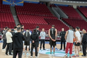 许利民：麦基融入很快 他很聪明水平很高 我们得让他的优势最大化