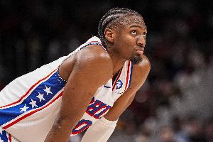 Shams：马克西遭遇右手小拇指扭伤 将缺席接下来两场比赛