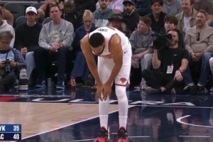 希望无大碍！唐斯强突大洛左手上篮不中 随后捂着膝盖不舒服