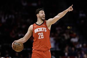 解说：如果申京的掩护质量能好一点 正负值也不至于这么可怕