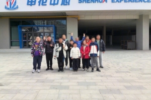 上海申花联合杨浦区残联，邀请十余位特殊儿童来申花中心参观体验