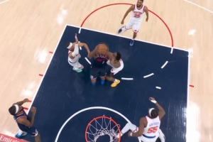 很坚决！伦纳德强攻造杀伤 尼克斯挑战成功改吹前者进攻犯规