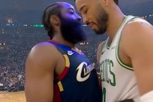 哈登赛前拥抱塔图姆：为你骄傲 兄弟 恭喜复出