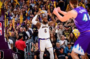 弗莱：詹姆斯打球不仅是为了赢球或者总冠军 而是成为GOAT！