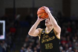 手感不佳！王俊杰上半场出战14分钟6投1中 仅得2分3篮板