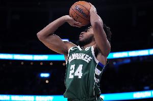 杯水车薪！卡梅隆·托马斯12中7拿到17分6助 球队净负39分