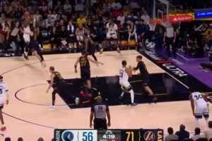 第十个三分终于进了！爱德华兹单打里夫斯撤步三分命中