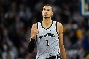 解说：绿军进攻端各种牵制文班 但马刺证明了自己资源的均衡性