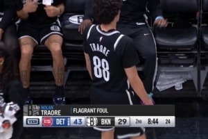 打急了！特拉奥雷推倒霍兰 被吹一级恶意犯规