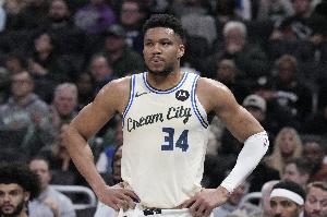 打得难受！字母哥轻微崴脚坚持打 全场砍下22分6板3助 有4失误