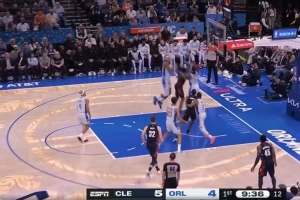 节奏很稳！哈登倚住防守左路突破 高抛打板轻松命中