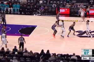 手感来了怎么投都进！三球接锅三分 踩着logo直接压哨扔进！