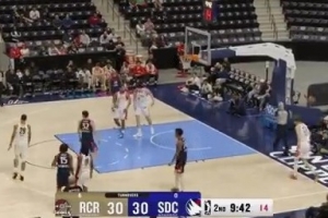 场上很积极！杨瀚森罚球间隙与队友交流沟通