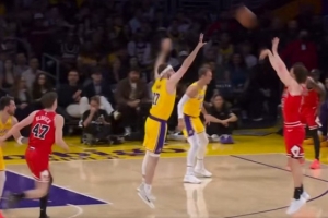 外线开炮！吉迪侧翼三分再中 率队迫近比分打停湖人