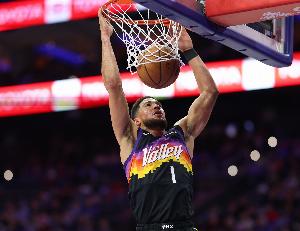 砍瓜切菜！布克三节25中13砍赛季单场新高41分 罚球11中11