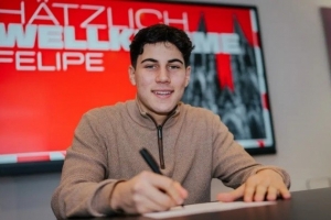 记者：科隆计划买断18岁中场查维斯，拜仁未来两年拥有回购权