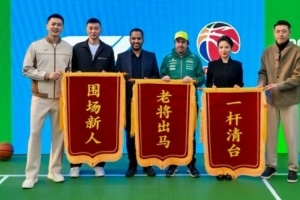 杨鸣晒与阿隆索、潘晓婷、刘炜的合照：看看F1到底咋回事