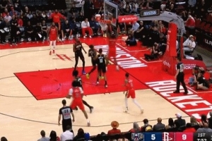 冲劲十足！锡安持球强攻 连续冲击内线得手带队追赶