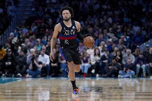 这场三双稳了吧？坎宁安半场出战17分钟 拿到7分6板9助