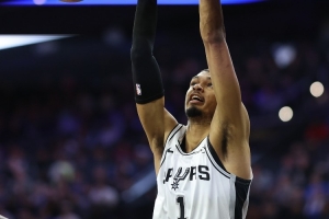 文班：上次输给黄蜂我有很大责任 今天我们攻防两端都压制了他们