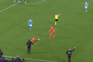 有情有义！莱切球员捂胸口突然倒地，孔蒂立刻冲入场内让队医进场