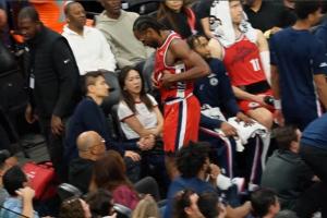 不像脚踝！小卡表情痛苦捂着自己的腰腹部离场并高举双手进行伸展