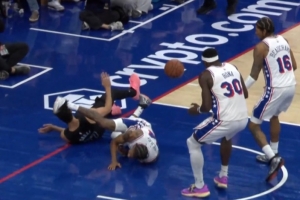 虚惊一场！特里上篮失衡摔在地上肩膀着地 缓了一会儿回到比赛