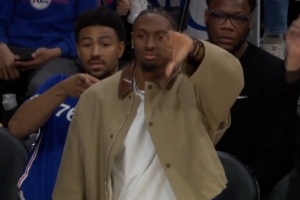 隔扣扣飞！埃奇库姆用力过度扣篮不中 马克西场边比出手势