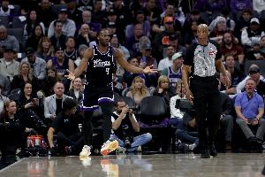 在对手内线肆意妄为！雷诺&阿丘瓦合计26中21爆砍48分18板