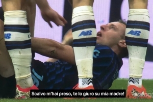 转播方：弗拉泰西用母亲发誓说被斯卡尔维尼踢到，后者却说没踢他