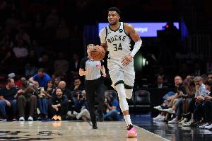 身手全能！字母哥半场15中7砍下18分11板5助 罚球5中4