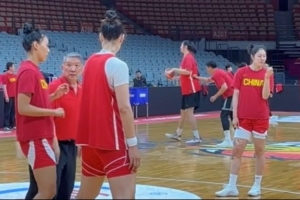 事无巨细！世界杯资格赛休赛日 宫鲁鸣在训练中亲自指导防守细节