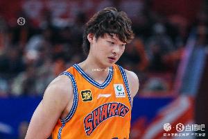 存在感很低！王哲林半场出战10分钟仅1次出手还投丢 得1板1助1帽