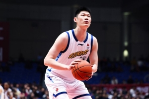 媒体人：胡金秋初步检查结果是没有伤到骨头 但还要再拍核磁