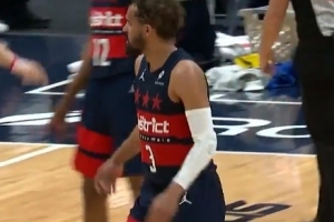 别有大碍！特雷·杨挤掩护时撞到理查德 腿部有些受伤&回更衣室