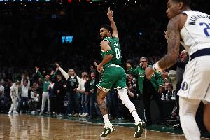 马祖拉：塔图姆的传球和抢防守板能力很强 这能改变对手的防守