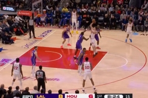 手感调整得不错！申京单打艾顿 转身罚球线远距离抛射命中！