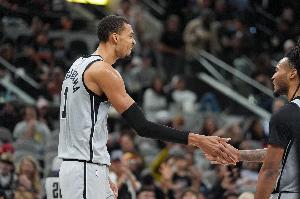 文班：我们今天表现不完美&低于平均水平 但这是很好的考验