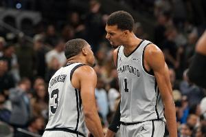 文班：凯尔登·约翰逊是球队的灵魂 他配得上赢得最佳第六人