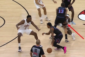 这下挺蛋疼~施罗德挤掩护时肩膀撞到理查兹裆部 被吹一级恶意犯规