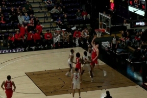 游刃有余！杨瀚森拿下前场篮板 随后单手大回环反篮打中