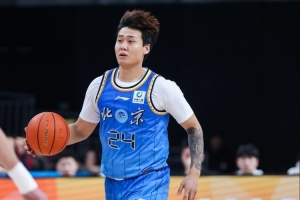 赵睿和陈盈骏利用掩护后 针对鄢手骐进行投射与突破都是很见效的