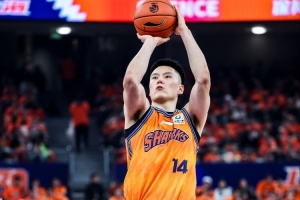 第三节独得14分！李弘权5记三分球拿下21分5板3助2断 正负值+32