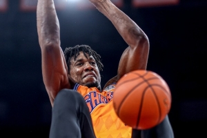 吕布既视感！怀特塞德半场冲爆广东内线 9中4砍10分18篮板2盖帽