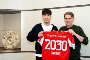 官方：拜仁与19岁中场戴伯尔签订到2030年的职业合同