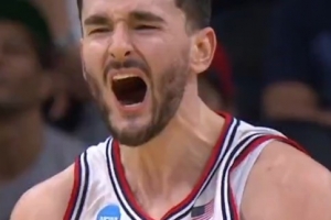 生涯之夜！康大前锋卡拉班轰生涯新高27分 率队击败UCLA晋级16强